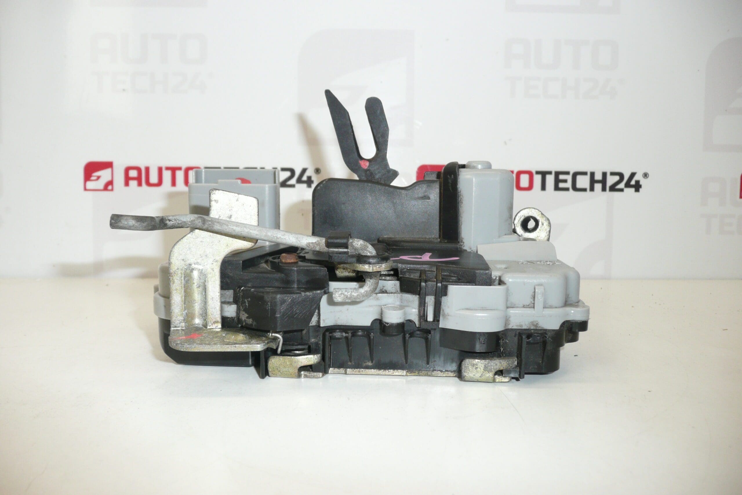 Cerradura de la puerta del pasajero delantero derecho Citroën Xsara 9136J2