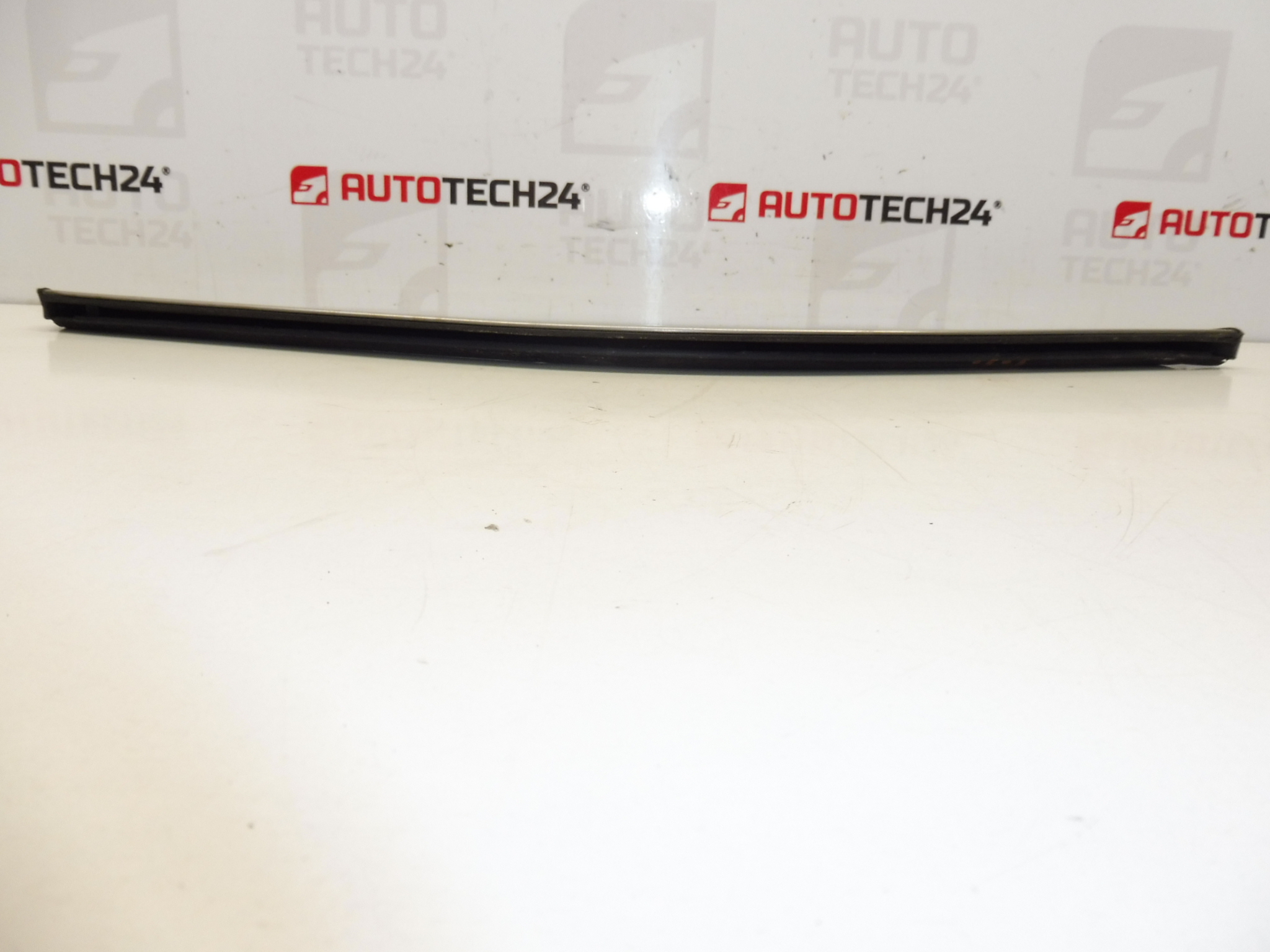 Tira CROMADA para el guardabarros delantero derecho Citroen C4 Picasso 7841W2
