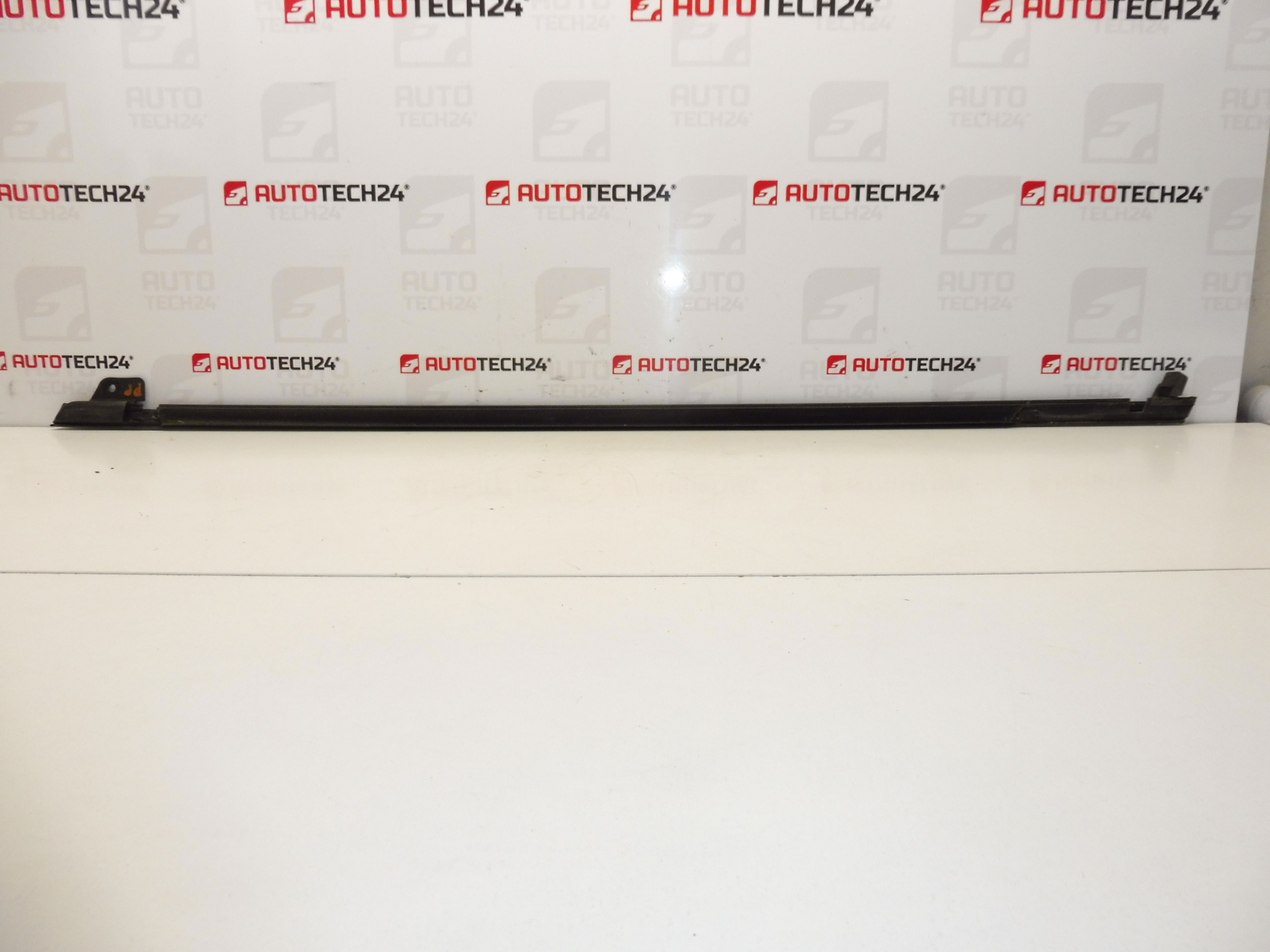 Listón CROMADO para la puerta delantera derecha Citroen C4 Picasso 9334P8