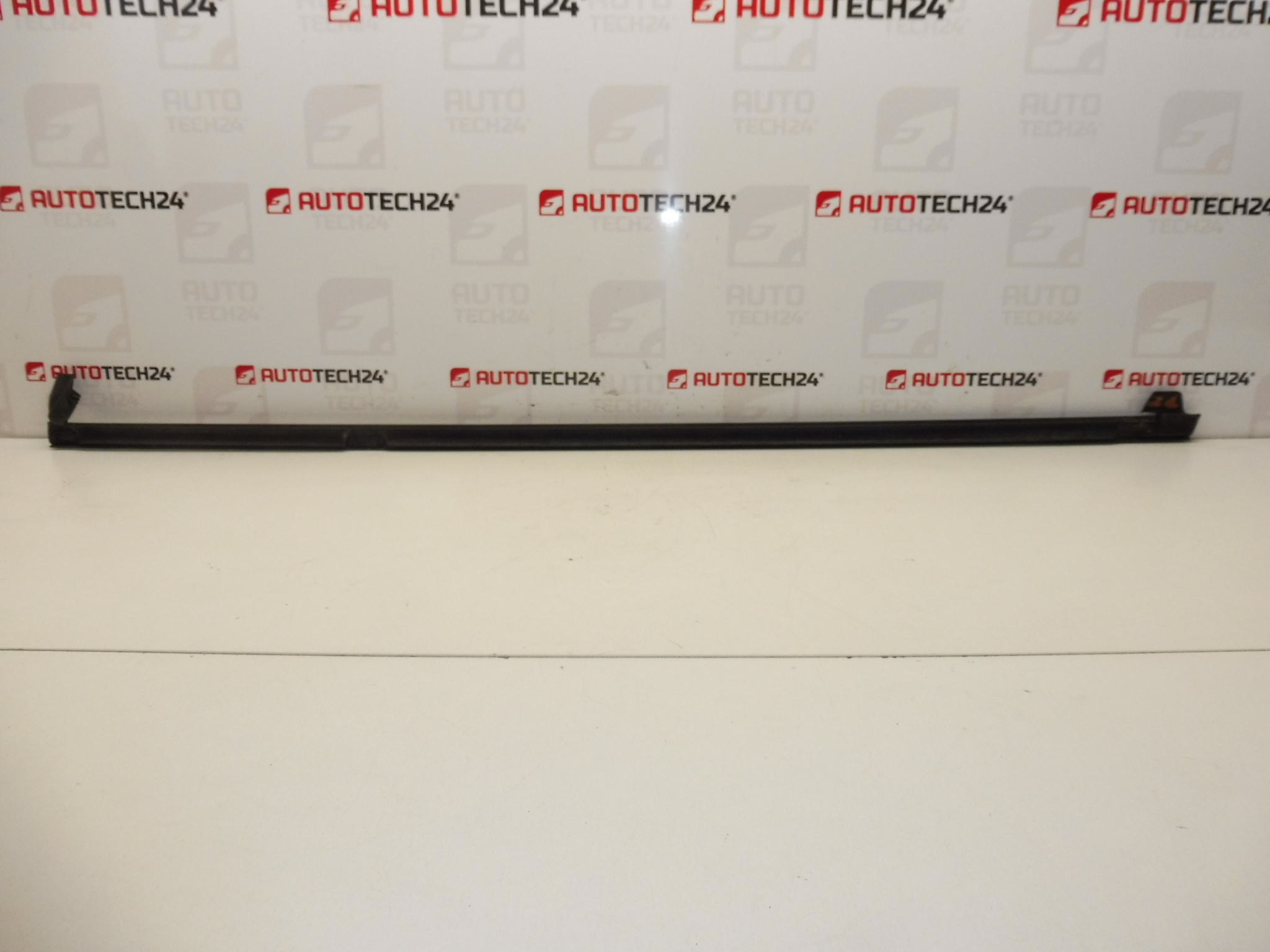 Listón CROMADO para la puerta trasera derecha Citroen C4 Picasso 9334N8