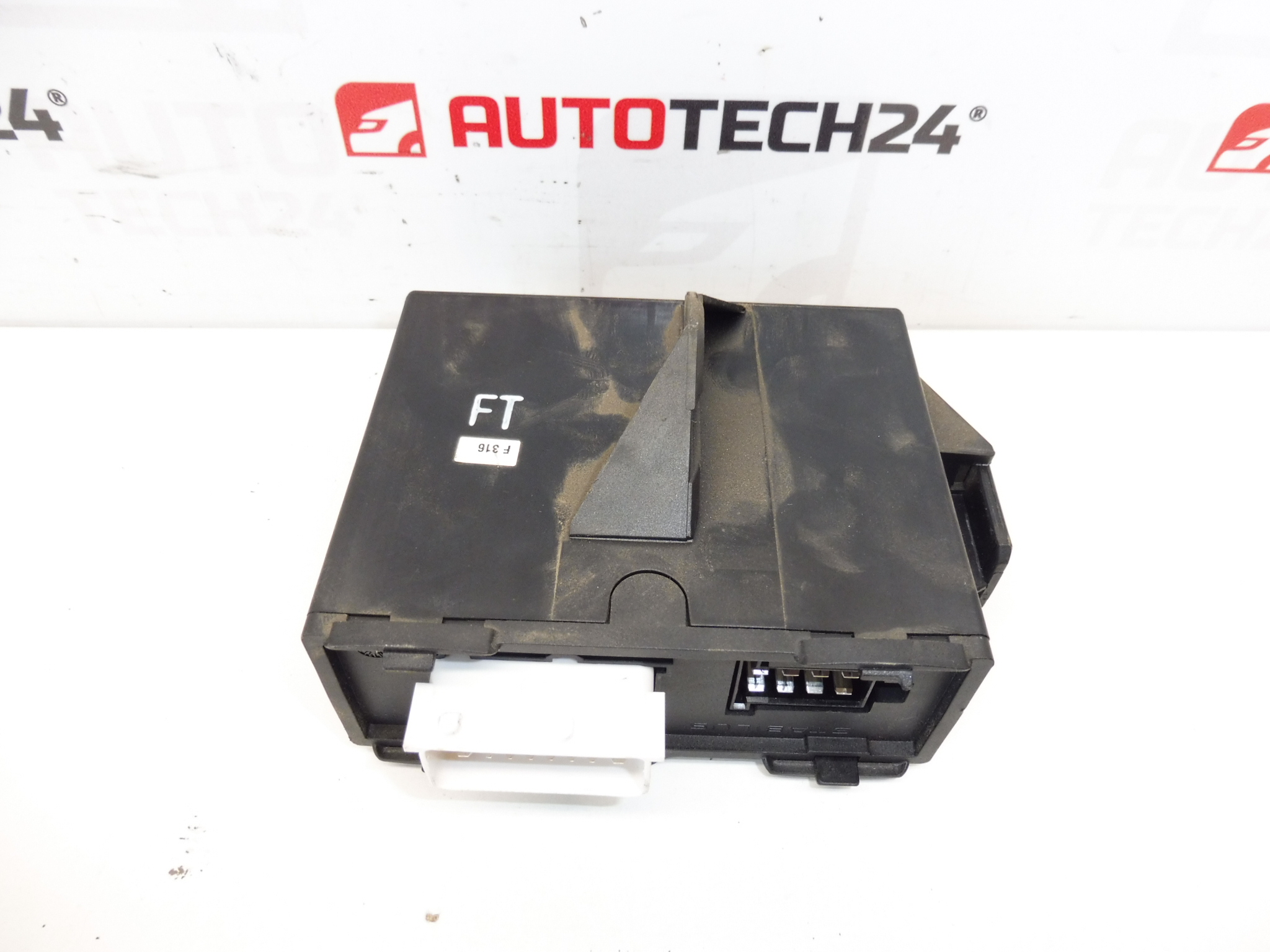 Unidad de portón trasero Peugeot 607 1304019947 8735J2