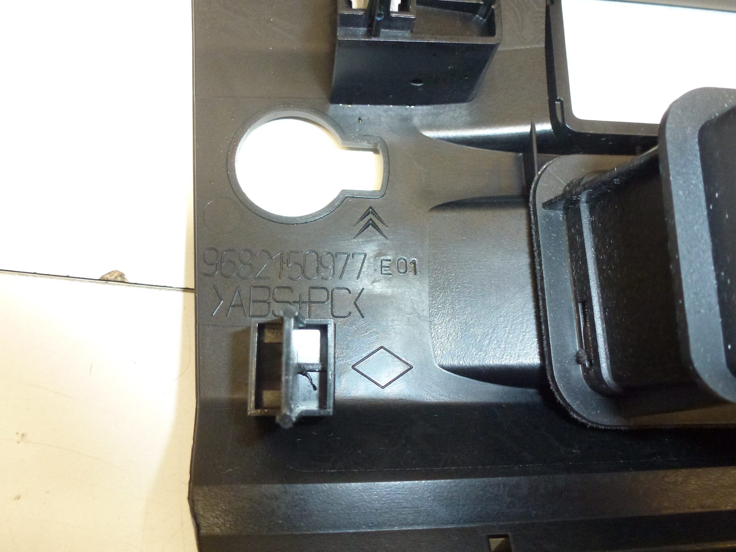 Marco central Citroën C4 9682150977 8212YA