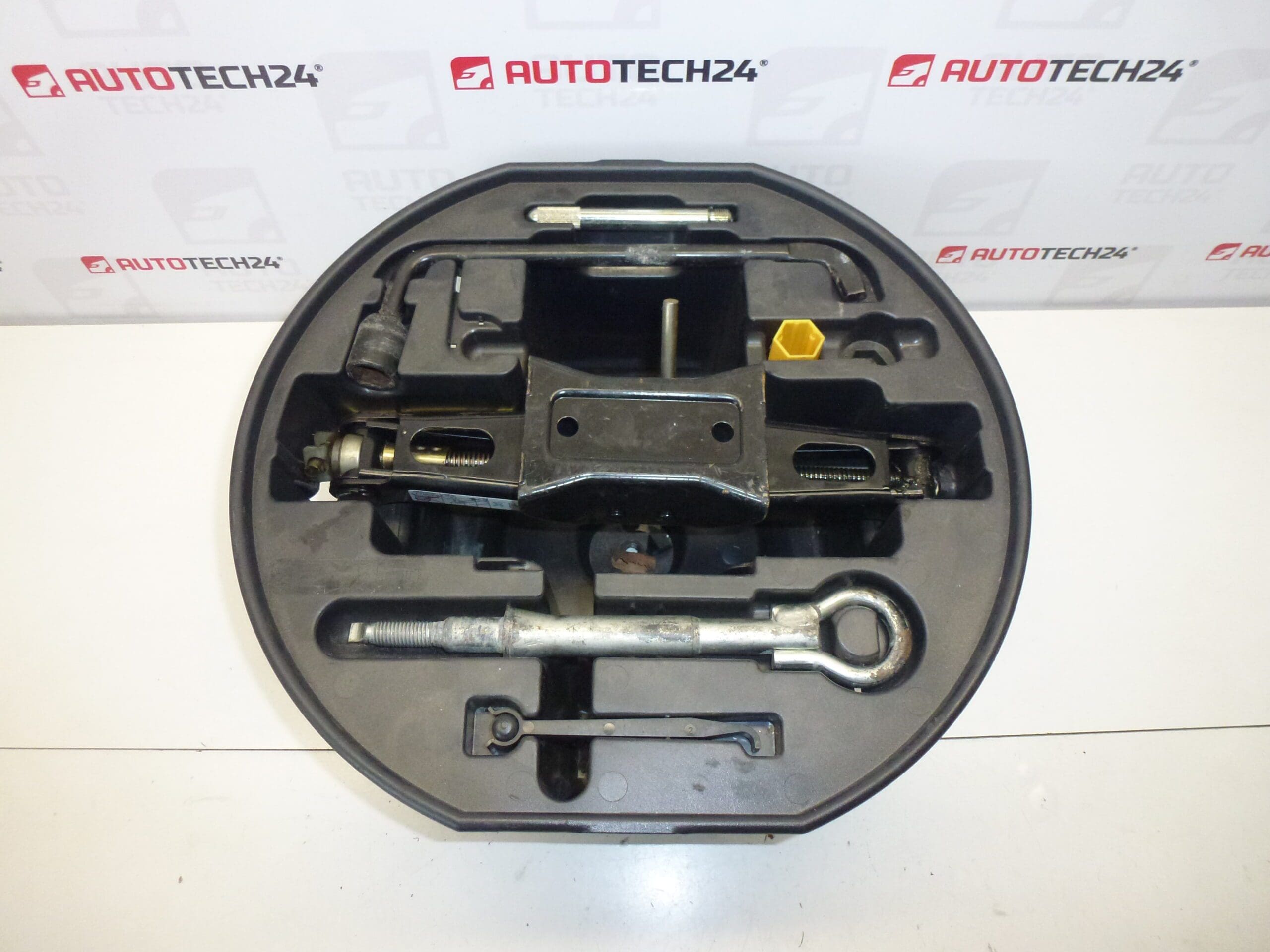 Herramientas, palanca, llave, argolla de remolque Citroën C4