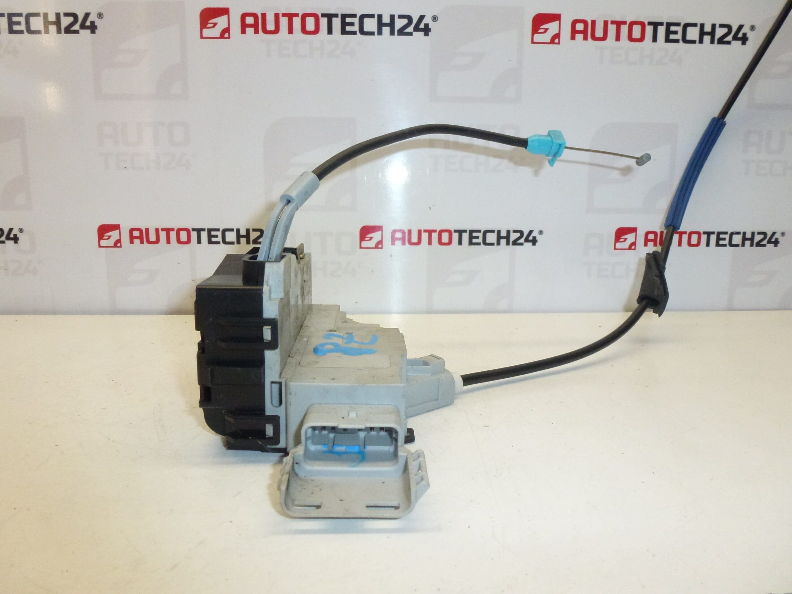 Cerradura puerta trasera derecha Citroën C4 5 puertas 9660700480 9138T6