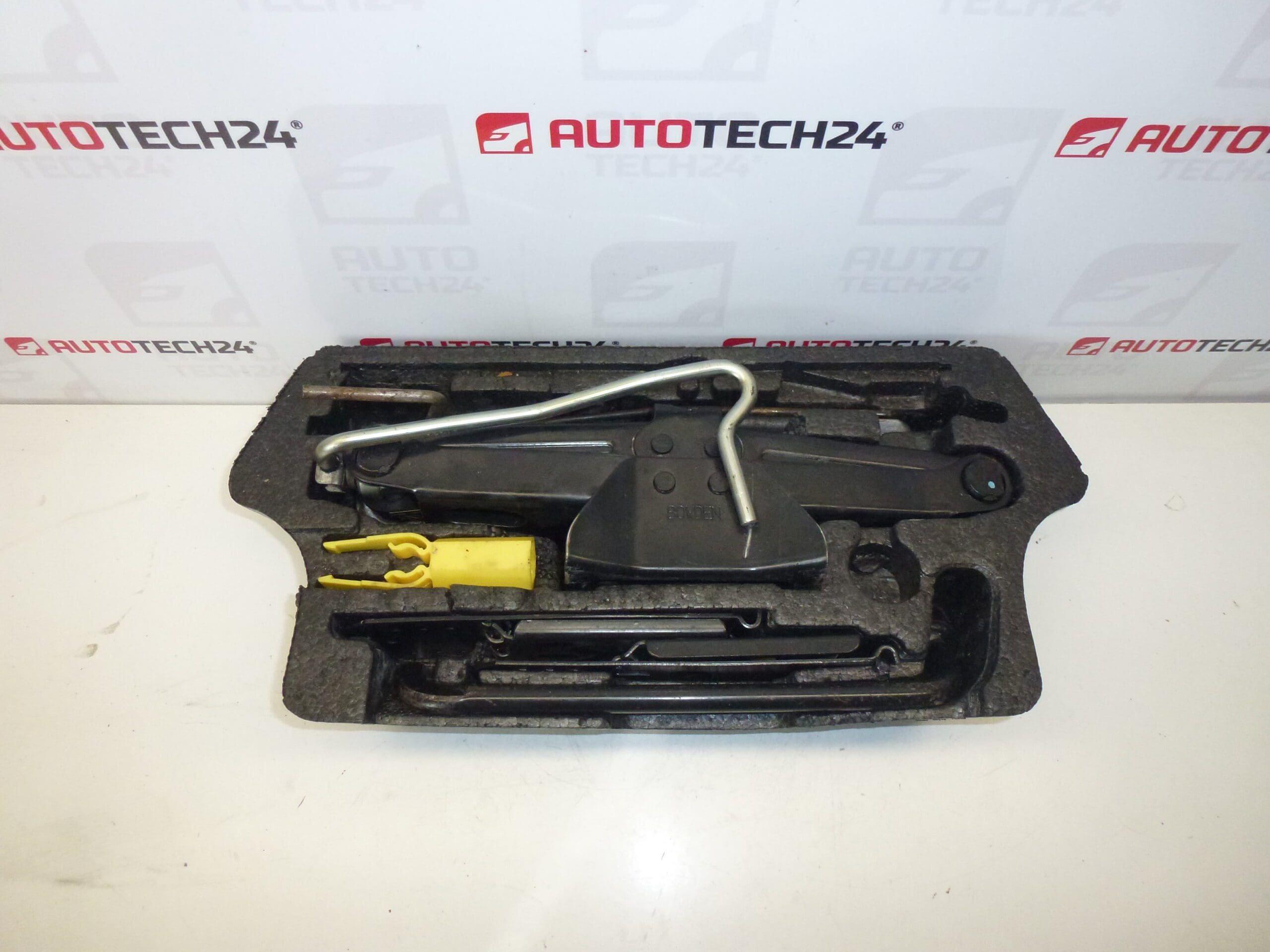 Herramientas, gato, llave, argolla de remolque Citroën C4 GRAND Picasso 6736A3