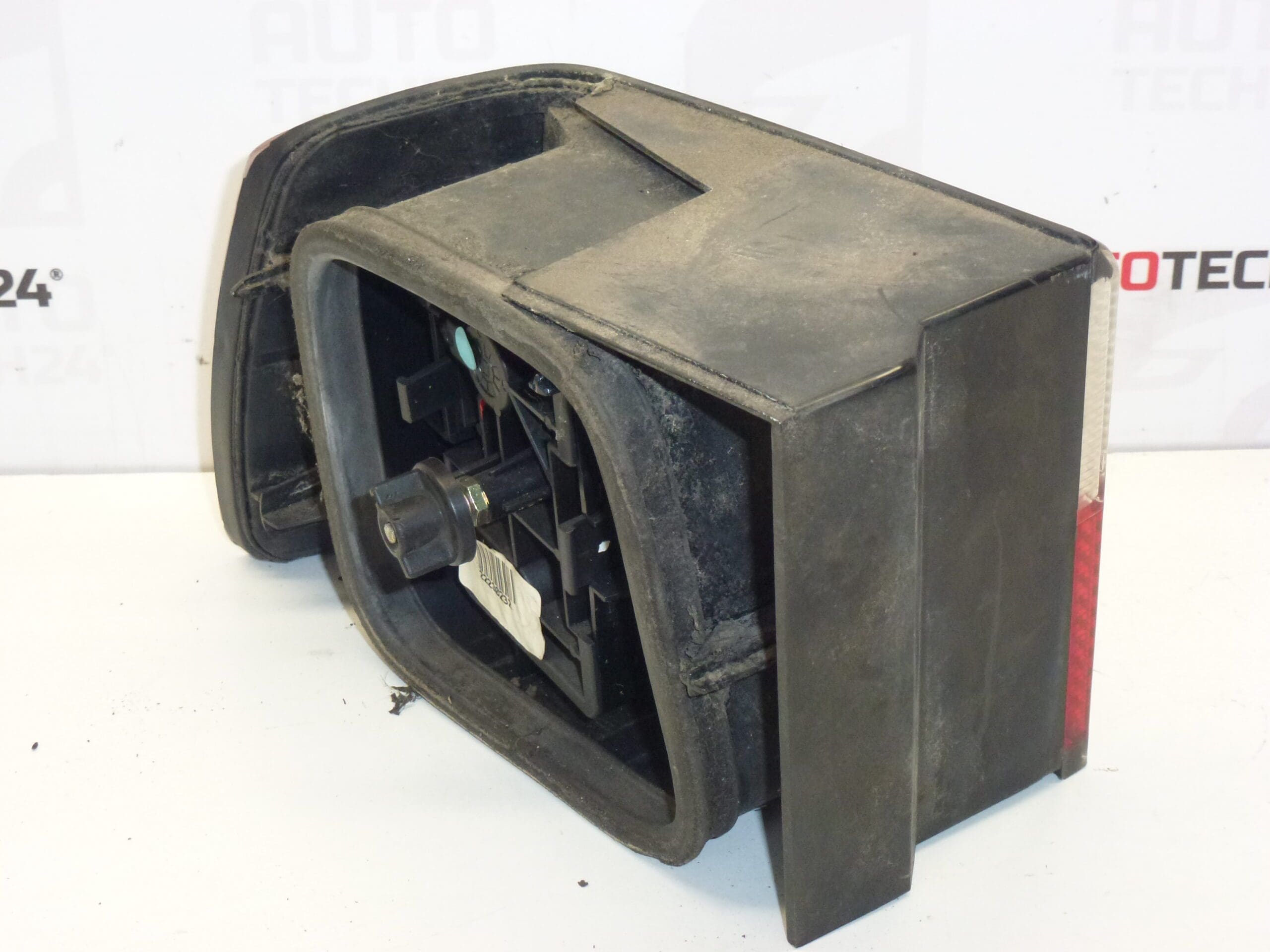 Piloto guardabarros trasero derecho Citroën Xantia 6351K0