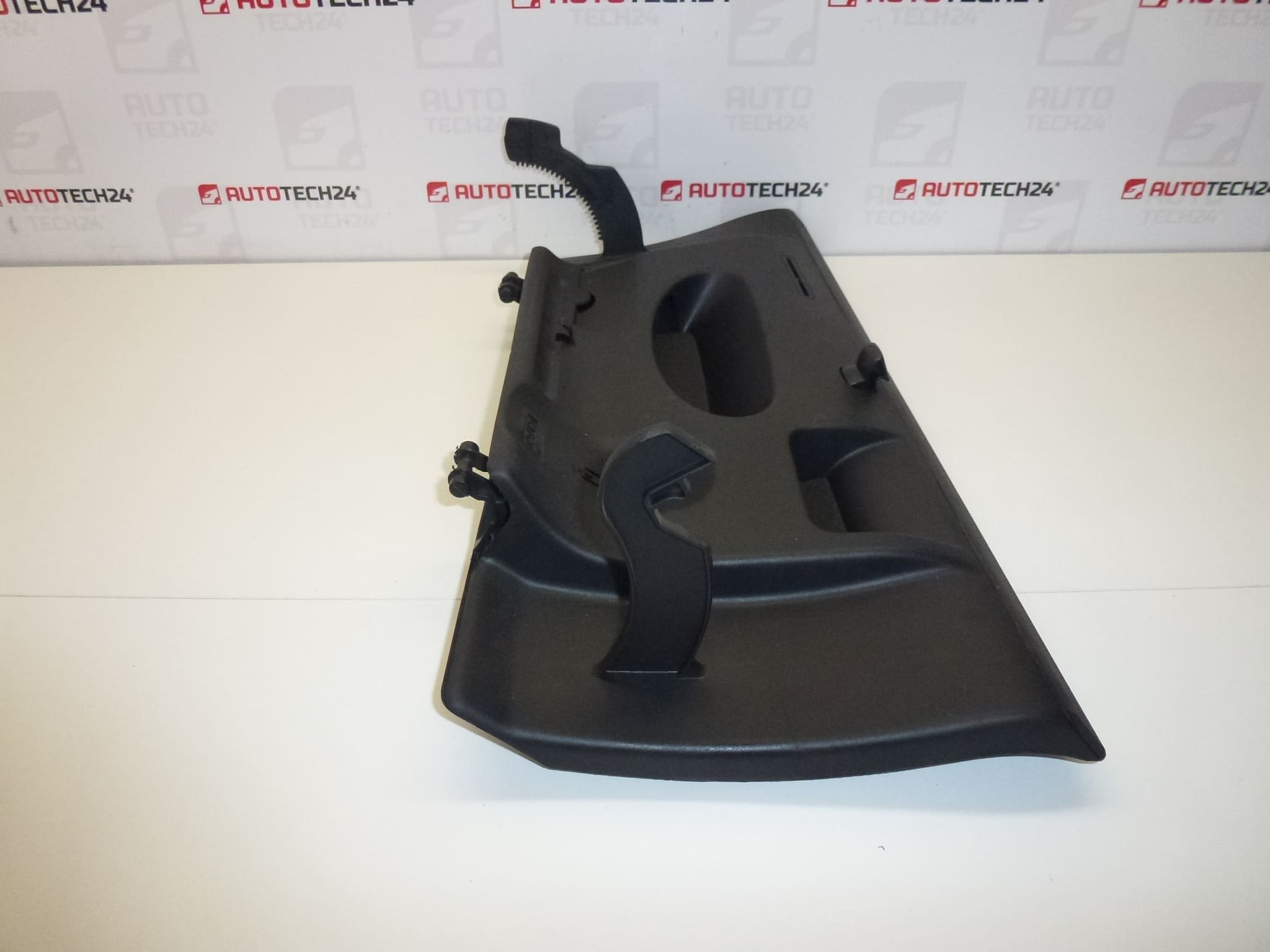 Guantera Citroën C4 8218N1