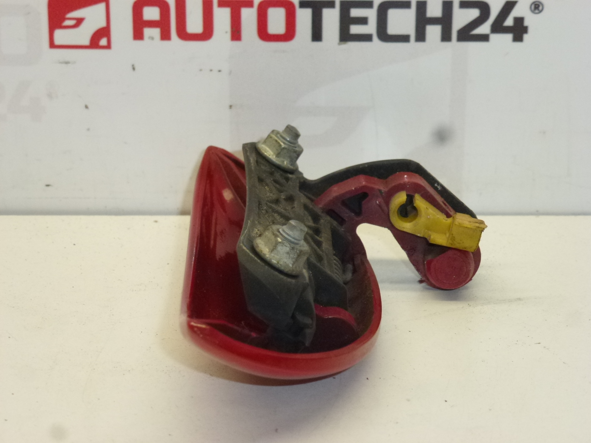 Tirador puerta delantera izquierda Citroën C1 Peugeot 107 rojo 9101AK