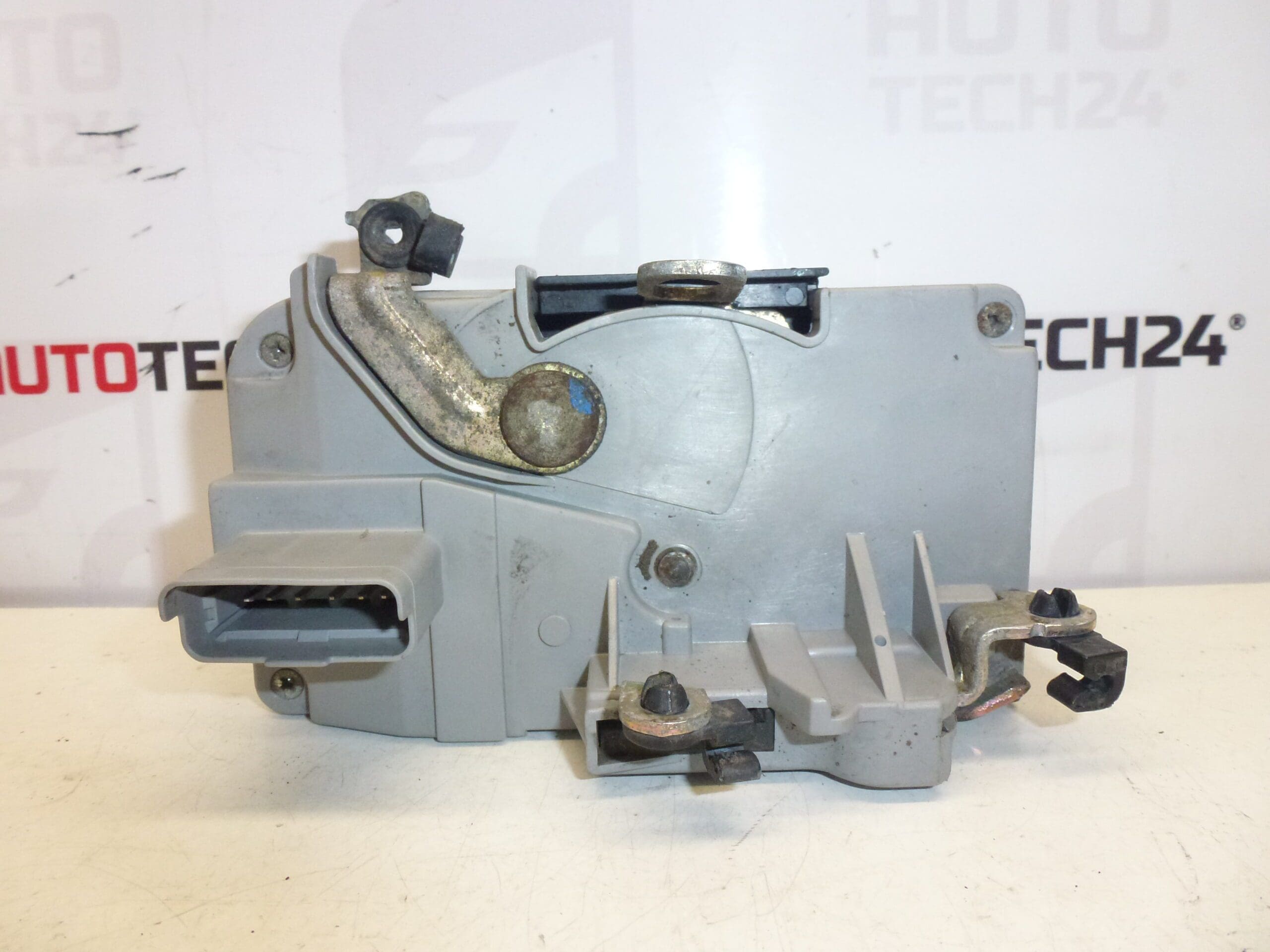 Cerradura de la puerta delantera izquierda Peugeot 206 con conector ovalado 9135H3 - Imagen 2