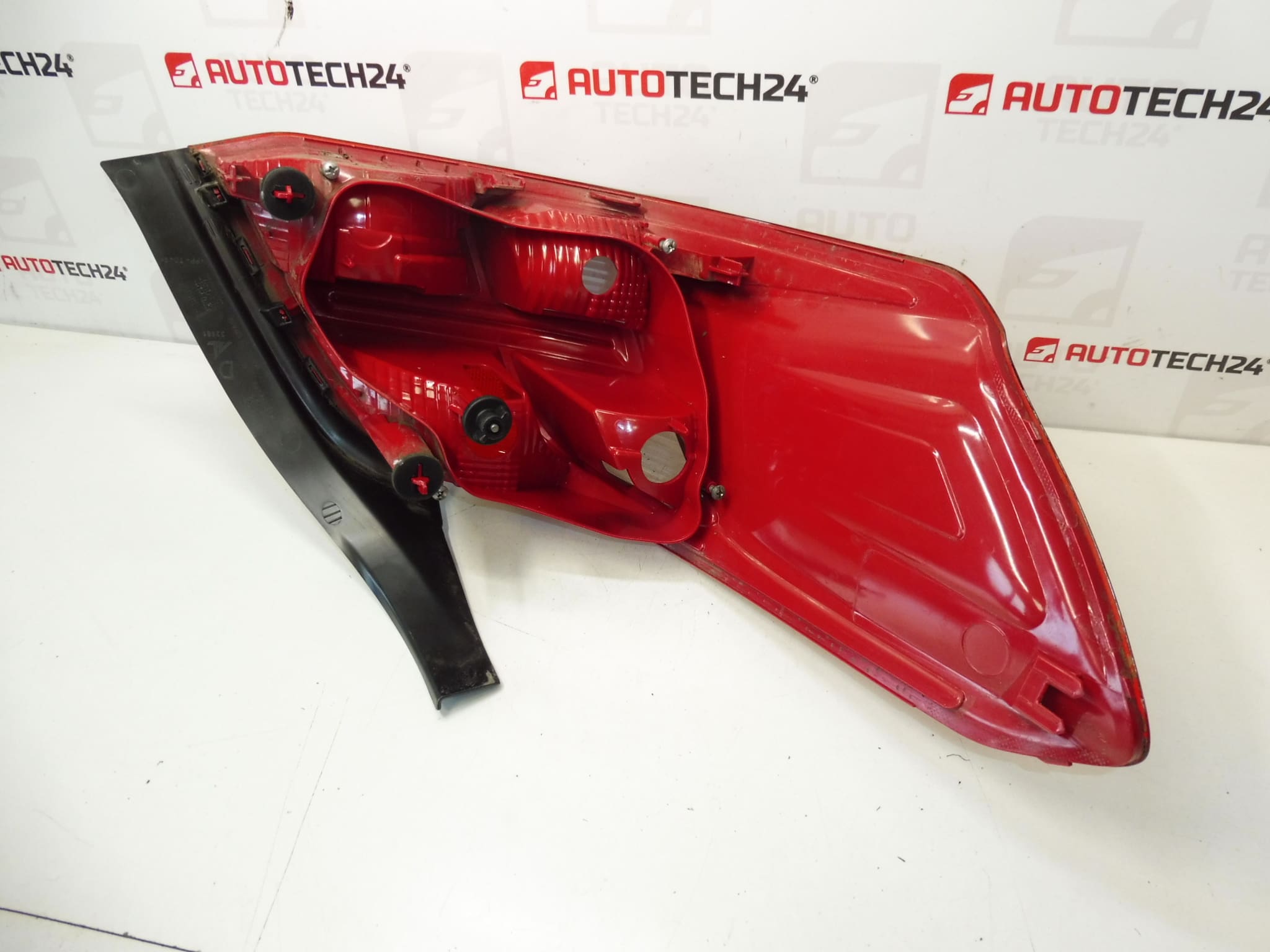 Luz Trasera Derecha Peugeot 301 9674807880 - Imagen 2