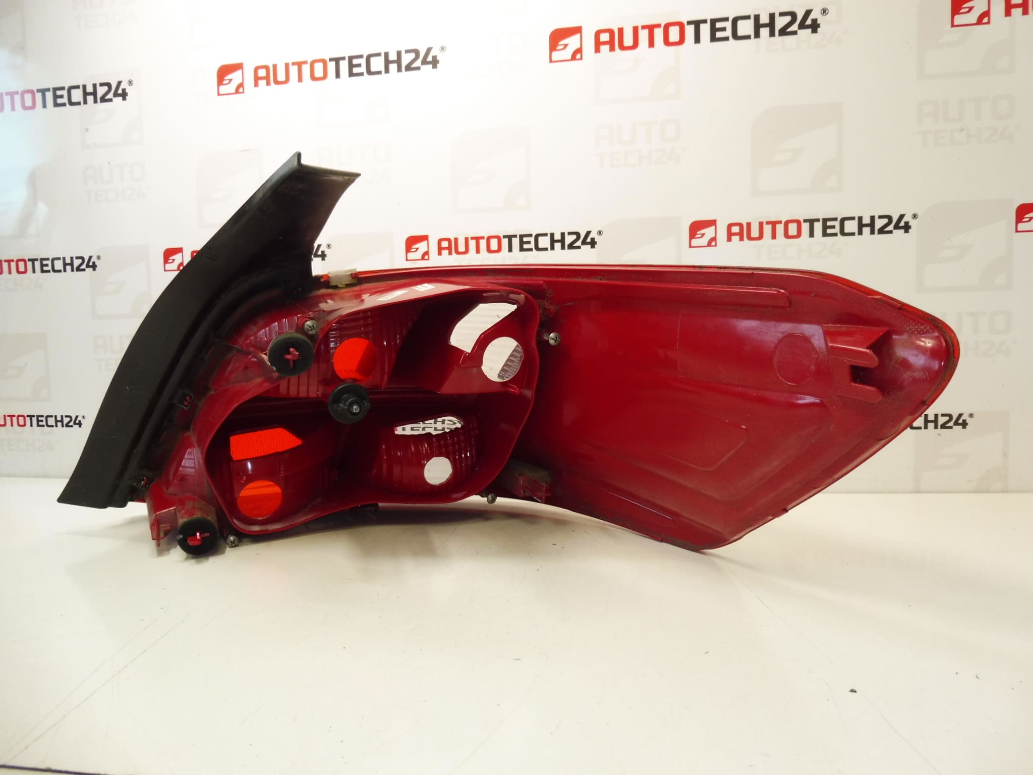 Luz Trasera Izquierda Peugeot 301 9674807780 - Imagen 2