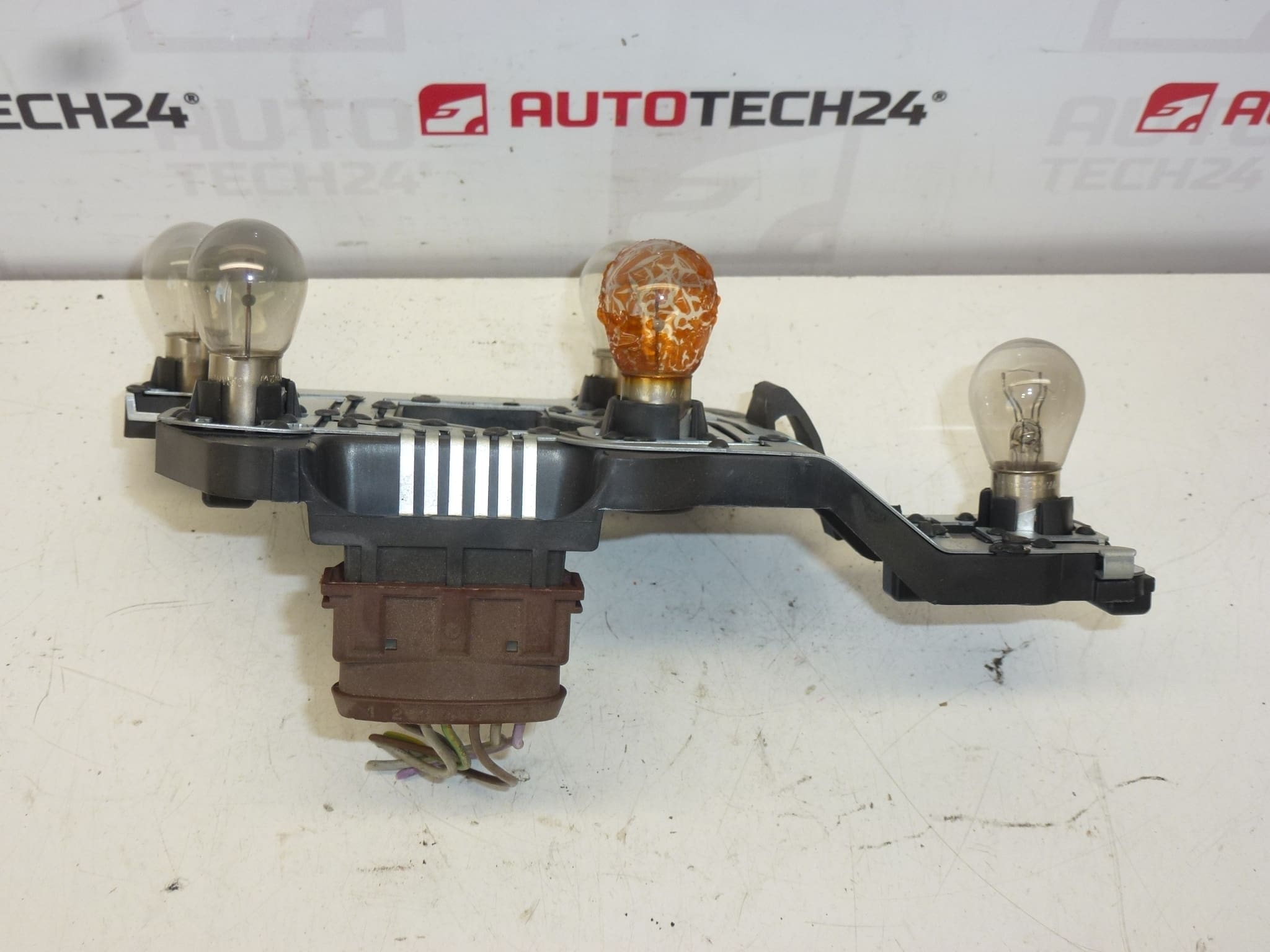 Base de Lámpara Trasera Izquierda con Cableado Citroën Xsara 6350P0 - Imagen 2