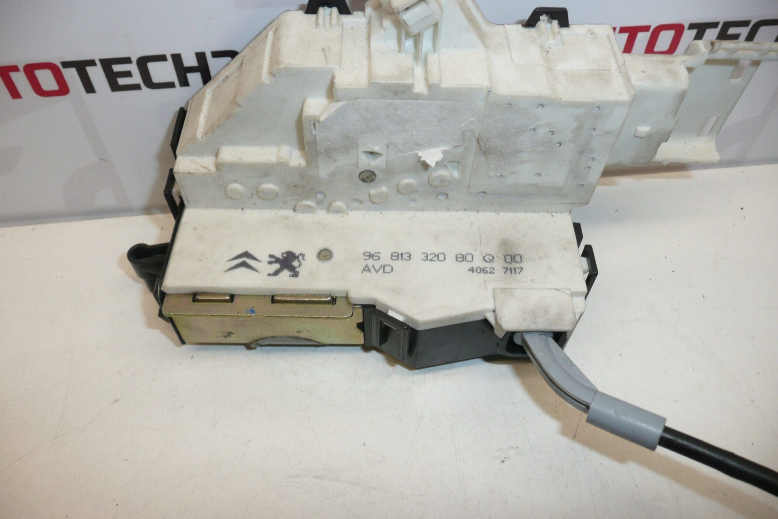 Cerradura de la puerta derecha Citroën C4 3 puertas 9681332080 9136EV - Imagen 2