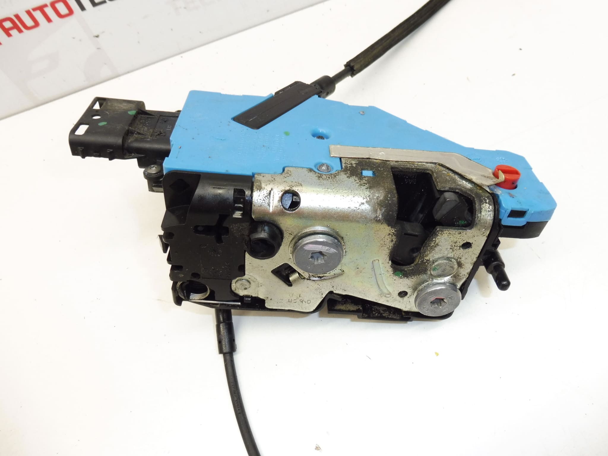 Cerradura de la puerta trasera derecha para Peugeot 207, pieza usada, referencias 24097816 / 24095816 - Imagen 2