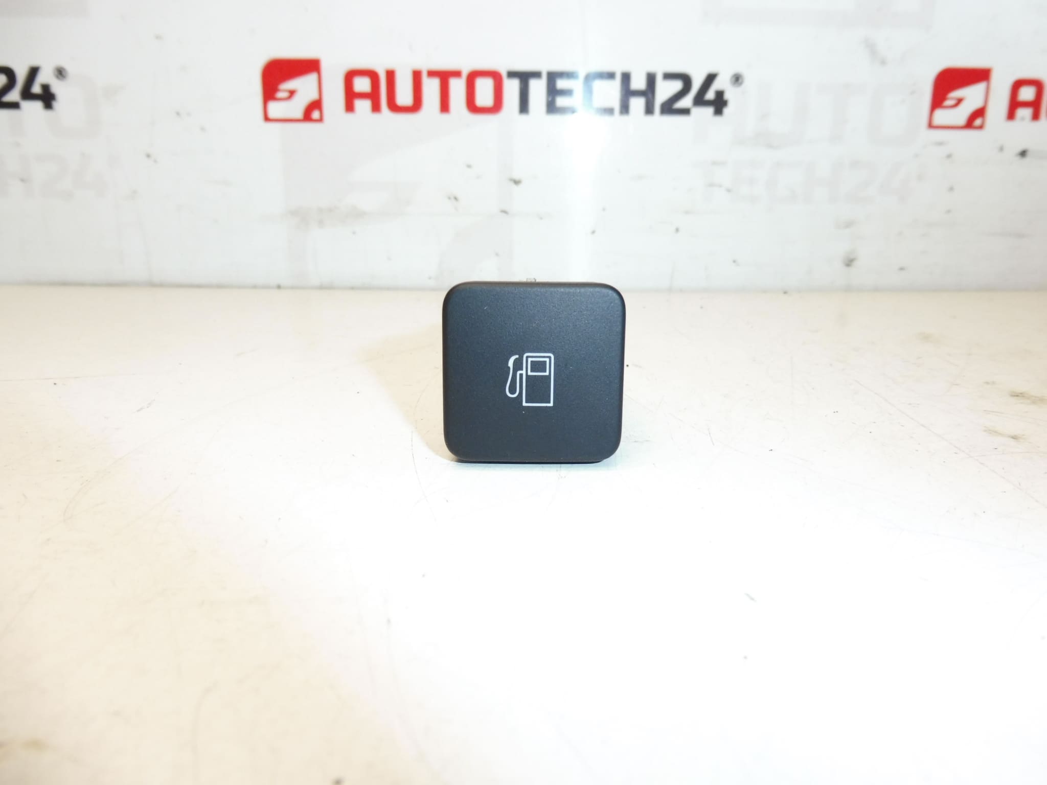 Abriendo el tanque de combustible Citroën DS 9664235DU