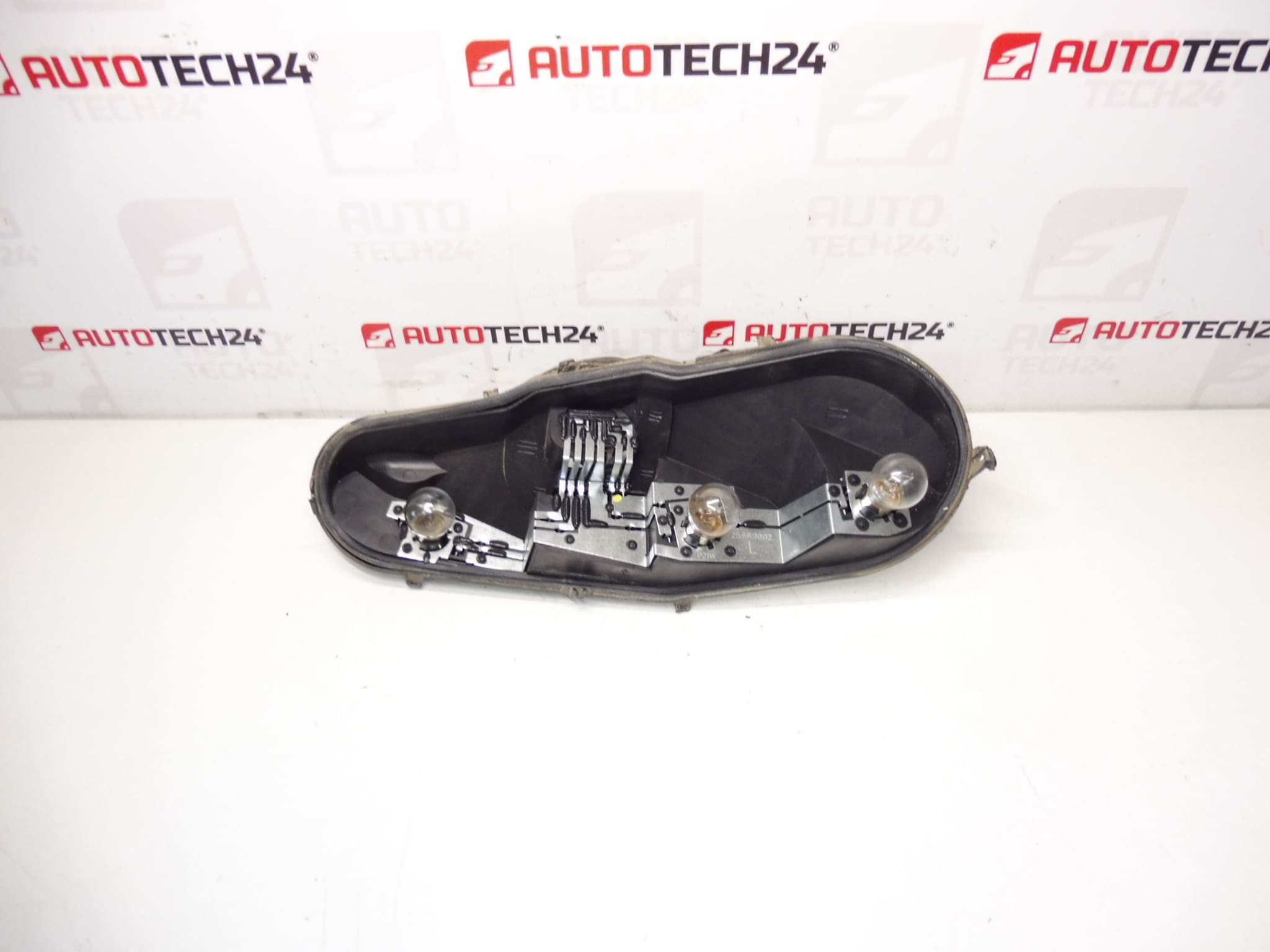 Base de perno de la lámpara trasera izquierda con Citroën C1 Peugeot 107 634686
