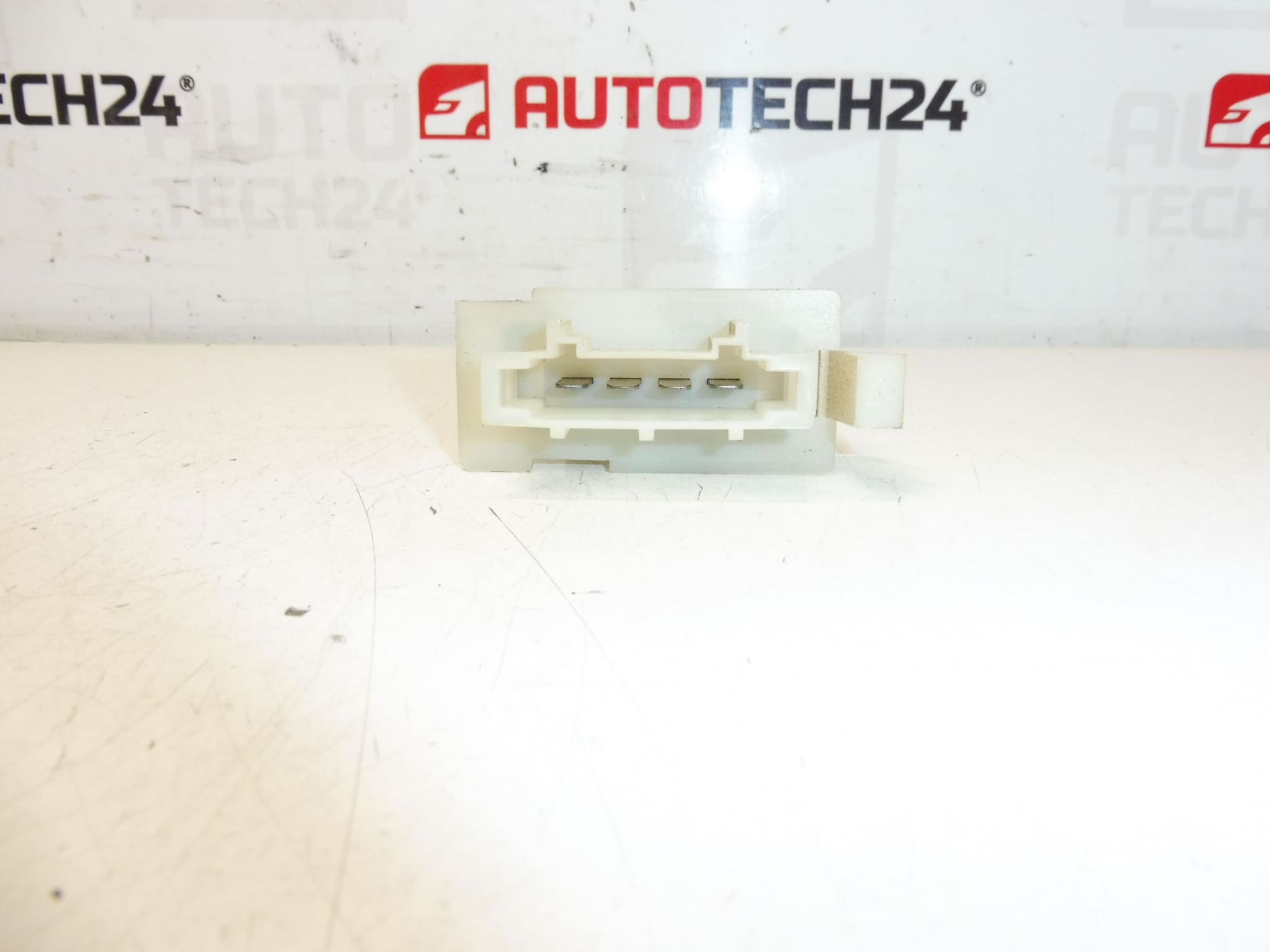 Citroën Peugeot 6450NV Controlador de fanáticos - Imagen 2