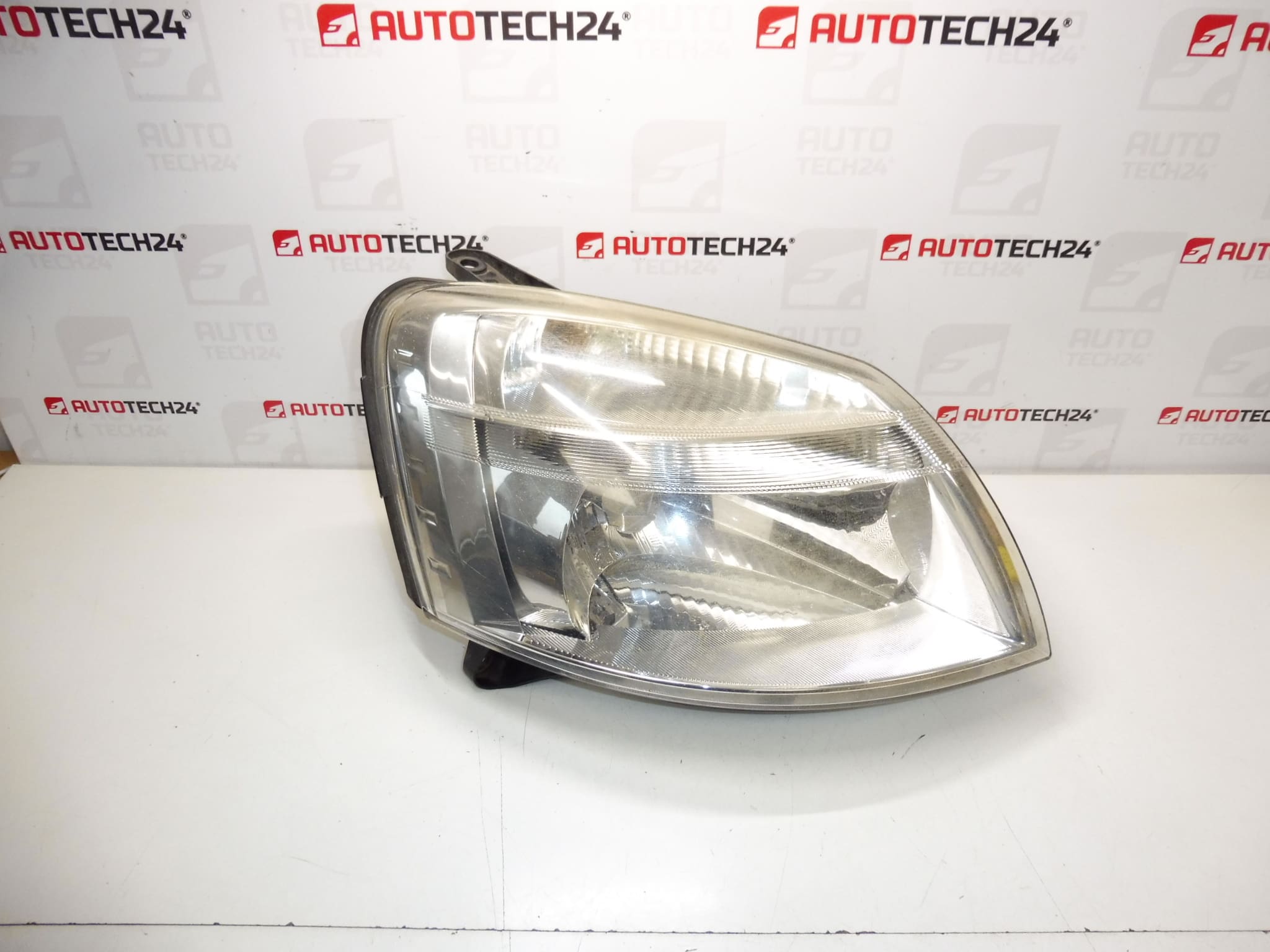 Luz derecha Citroën Berlingo Peugeot Socio 9644150880 799980
