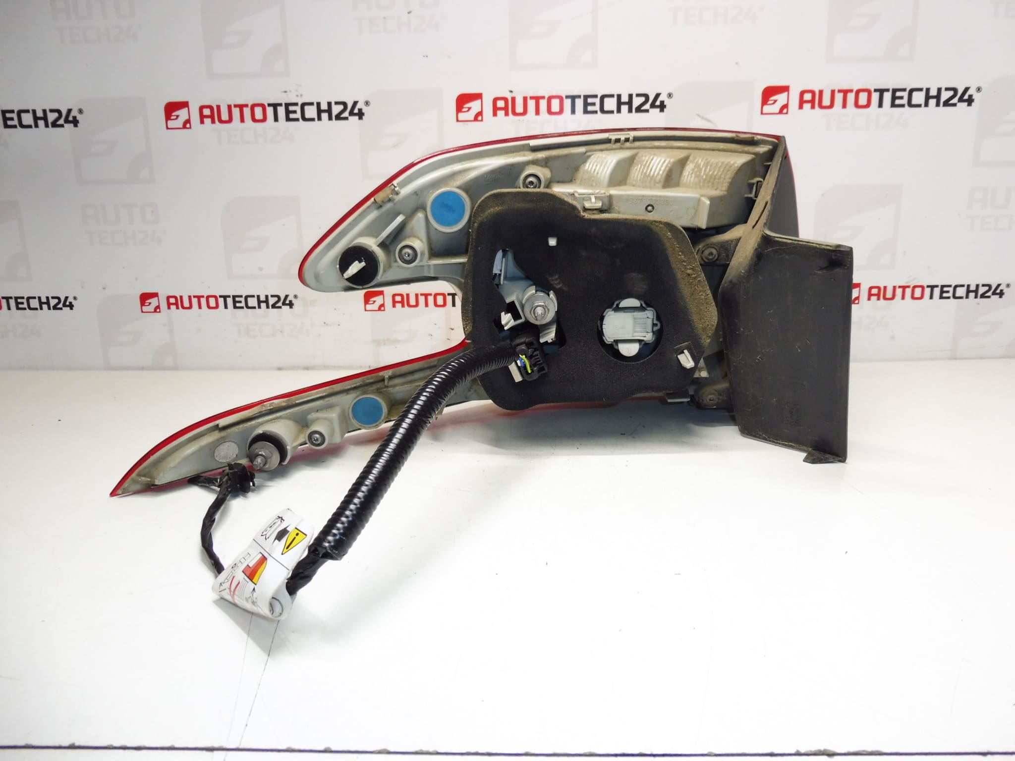 Piloto guardabarros trasero derecho Peugeot 308 T9 Combi 9678093880 - Imagen 2