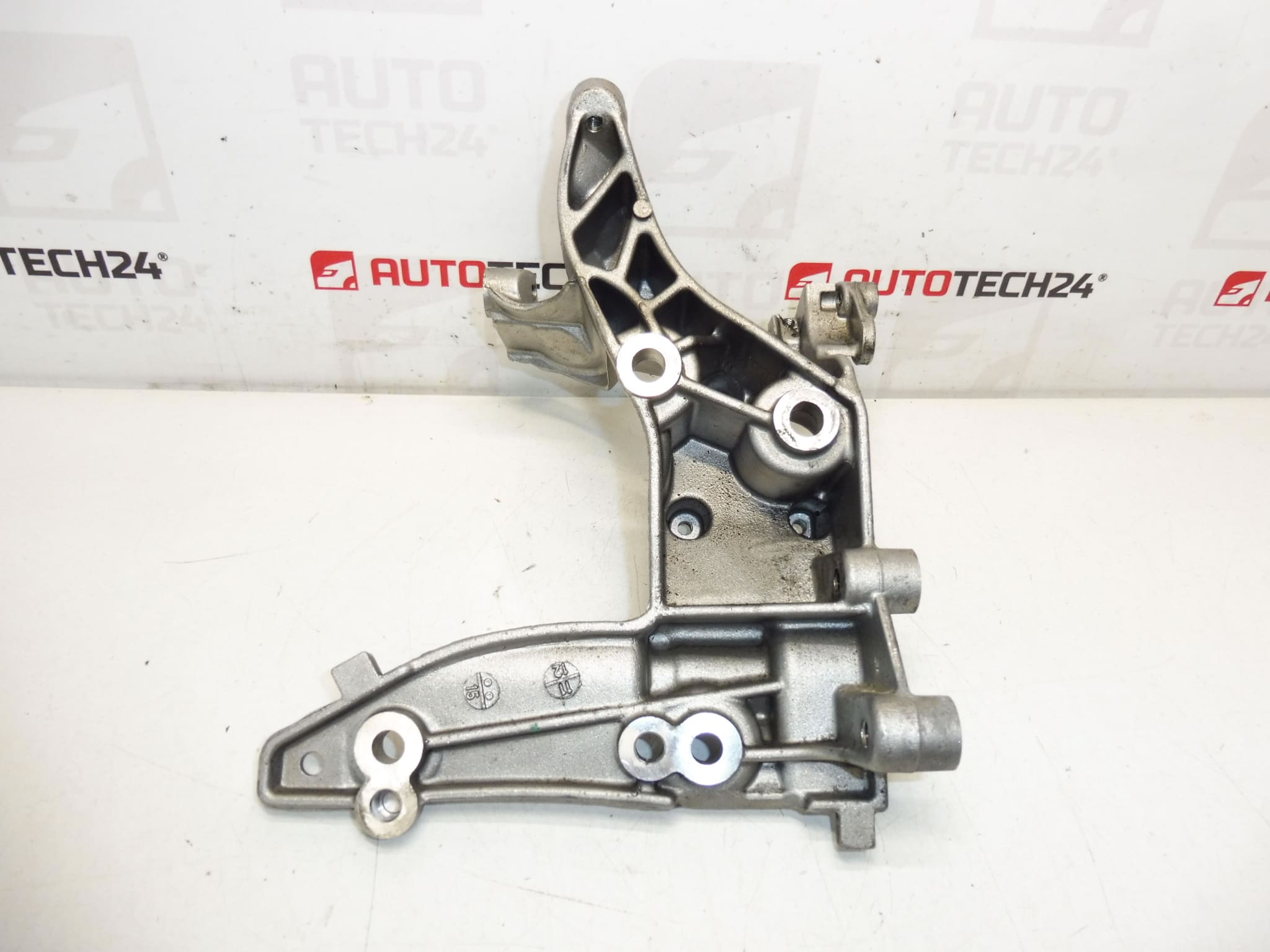 Soporte alternador Citroën Peugeot 1.6 e-HDI 9674030280 5706P8 - Imagen 2