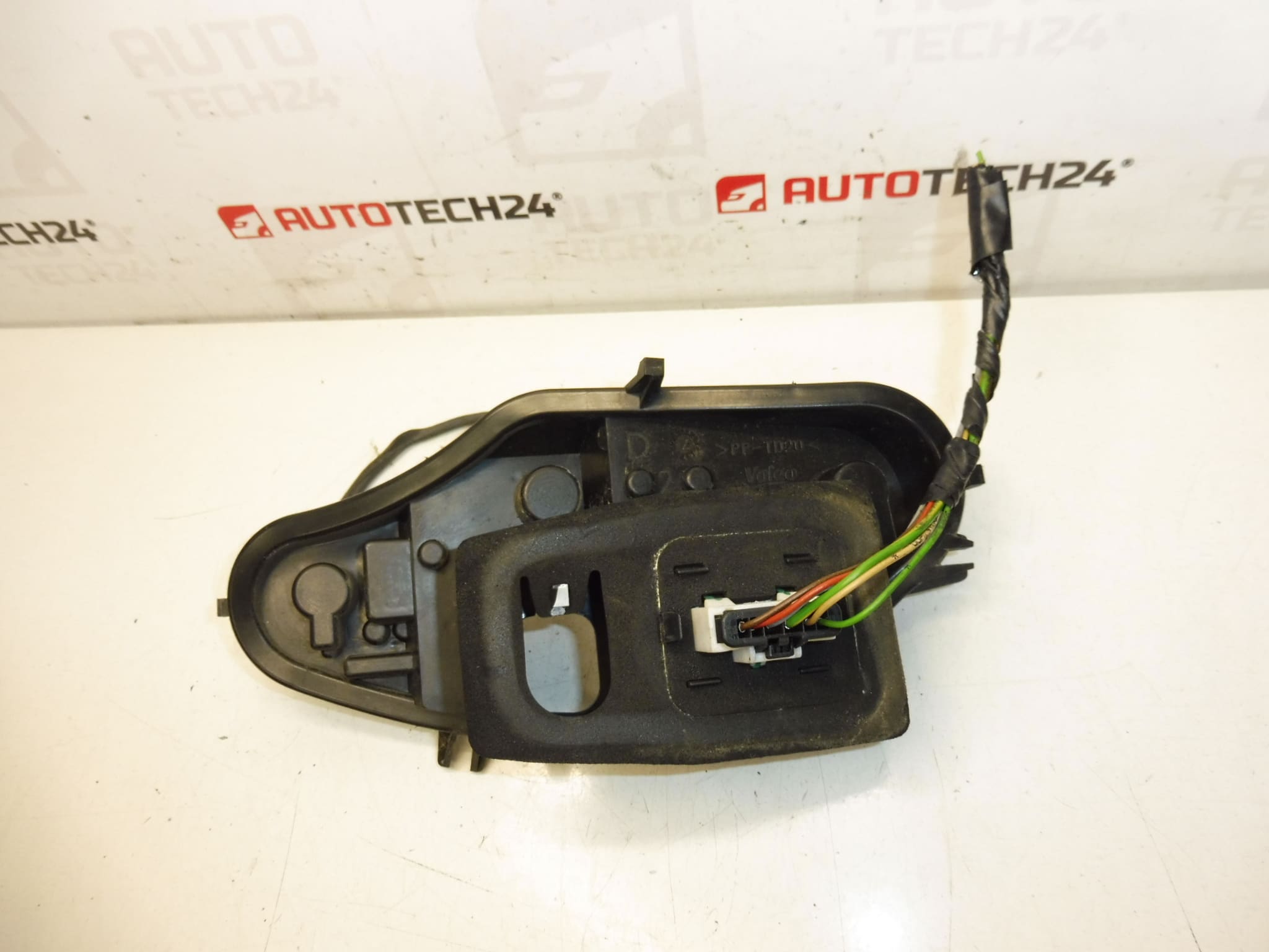 Guardabarros base faro trasero derecho Citroën C3 II 6351KQ - Imagen 2