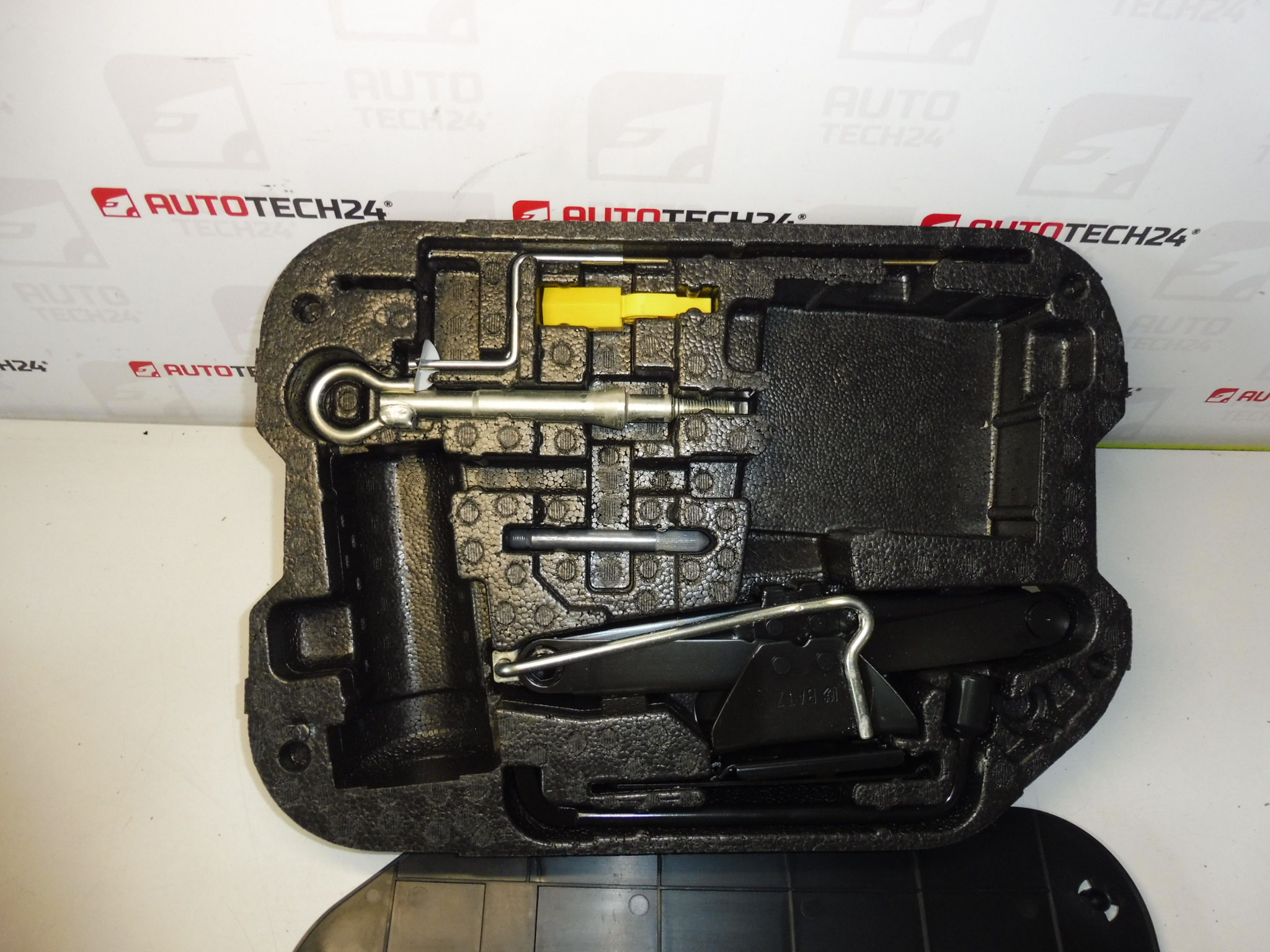 Juego de herramientas, gato, llave y ojo de remolque Citroën C4 PICASSO 6736A7 674418 672594 671809 671739